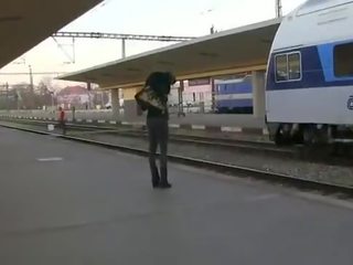 Super brune sucks i madh anëtar në një treni në pushim dhomë