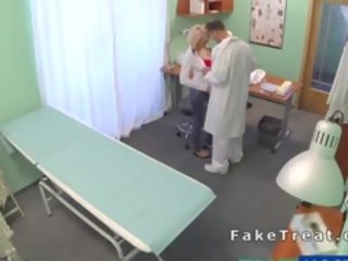 Medicininis studentas dulkina į padirbtas ligoninė