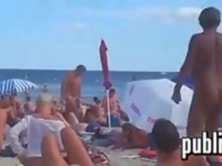 Swingers mający zabawa na dworze w za plaża