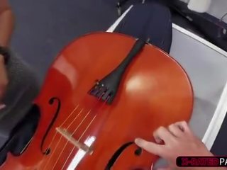 Slutty dhe brune brazillian dëshiron në shes të saj cello merr ra