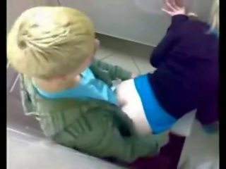 Eccellente bionda figlia scopata in pubblico toilette
