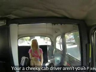 Unglaublich blond gefickt im fälschen taxi auf sonnig tag