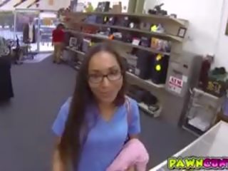 Nxehtë në trot infermiere fucks në the pawnshop për para