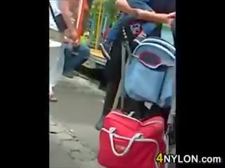 Kekasih di sebuah rok di sebuah amusement taman