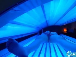 ティーン ラティナ 取得 キャッチ 摩擦 彼女の クリトリス 同時に 使用して a tanning ベッド