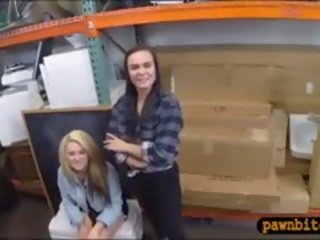 Lesbica coppia avere sesso film con pawn custode in storage stanza