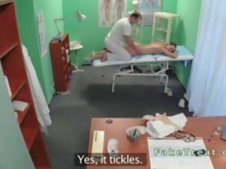 Surgeon masáže jeho zdravotní sestra