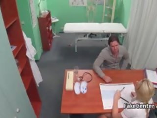 Exceptional blond sykepleier knulling pasient i kontor