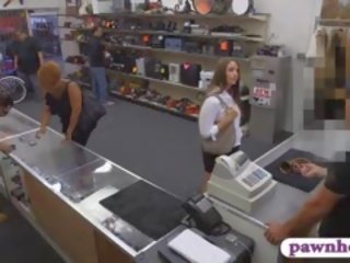 Grand derrière amateur cloué à la pawnshop à gagner supplémentaire argent