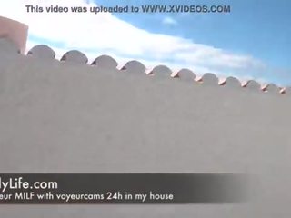 Amatoriale milf scopata per un voyeur su il tetto terrazza