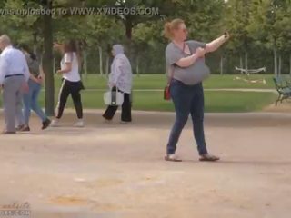 Saggy tate nu sutien în public