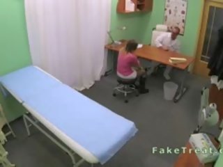 Sedusive pacjent pieprzony przez lekarze phallus w na biuro