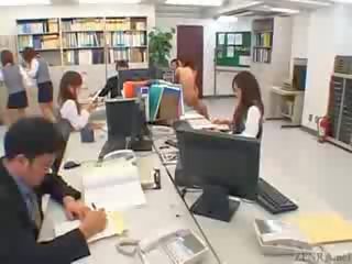 Japansk par fucks i den midten av en kontor
