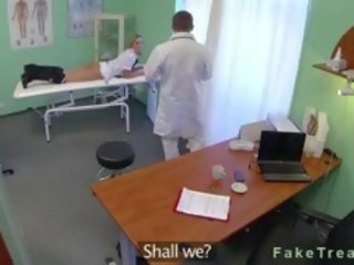 Forlokkende blond sykepleier knullet av therapist i hans kontor