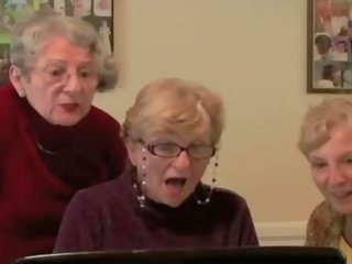 3 grannies react në i madh e zezë anëtar e pisët film mov