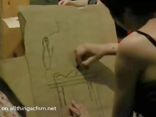 Mujer vestida hombre desnudo drawing desnuda rendimiento arte