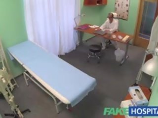 Fakehospital vājas blondīne aizņem ārsti padoms