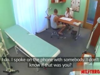 Pechugona aficionado sexo vídeo en público