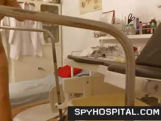 Glorious ben høy hæler tenåring gikk til gynecologist skjult kamera video