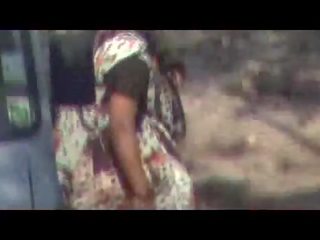 Indisch tanten tun urin draußen versteckt kamera mov