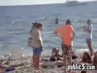 Robienie loda w publiczne w the plaża