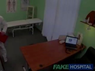 Skutočný pacient dostane fucked podľa falošný intern