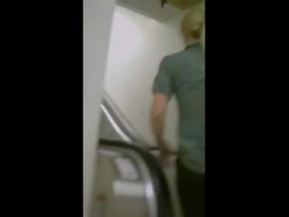 Podmanivý prdel na an escalator v jóga kalhoty