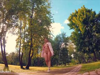 Jeny fabbro completamente nudo in un parco avuto beccato