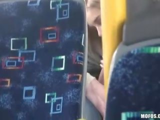 Youth montre une couple ayant adulte film en la autobus