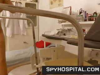 Glorious nohy vysoký opätky násťročné šiel na gynecologist skrytý semeno video