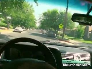 Rachel corvo succhiare suo fidanzati prick in il auto