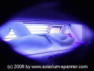 Solarium voyeur spannt im solarium