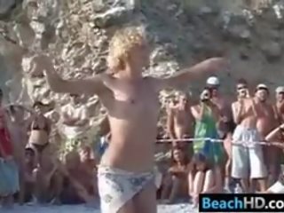 Flickor vid en nudisten strand
