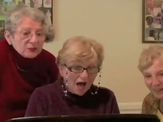 3 grannies react naar groot zwart lid vies film mov