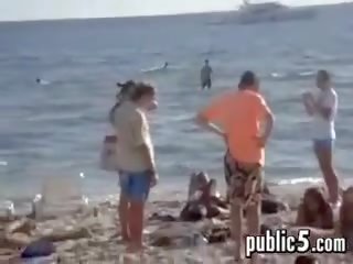 Blowjob utendørs i offentlig ved den strand