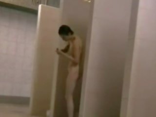 Unaware amateurs filmé en douche salle