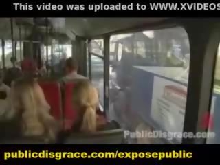 Utendørs ydmykelse og gruppe bdsm av offentlig slave i buss