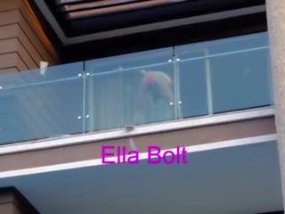 Ea prins mă când eu spion ei calarind o mare vibrator și stropeste în balcon ella bolt