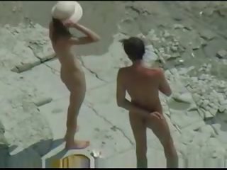 Coppia scopa su nuda spiaggia