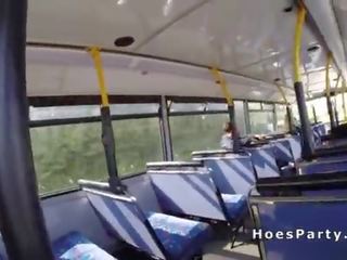 Amatööri huoria jakaminen miehuus sisään the julkinen bussi