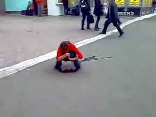 Μεθυσμένος/η ρωσικό κόρη κατούρημα σε δρόμους