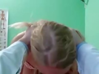 Rubia con no bragas follando profesor en oficina