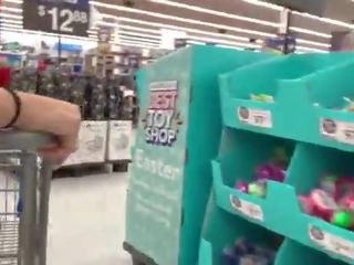 Une réel malade enregistrement une first-rate poulette à walmart -