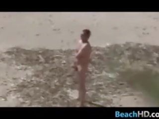 Spiegošana par uzbudinātas cilvēki pie the pludmale