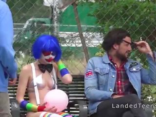 Clown giovanissima scopata all’aperto pov