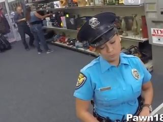 Polis officer comes till pawn butik