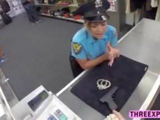 Beguiling politiet kvinne movs henne perfekt kroppen