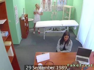 Ogromny cycki pacjent palec przez pielęgniarka w imitacja szpital