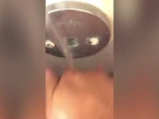 ผู้หญิงไซส์ใหญ่ ละติน พลาด madii เปียก fucks ตัวเธอเอง ใน อาบน้ำ