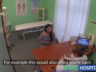 Fakehospital nascosto cameras fermo paziente utilizzando massaggio strumento per un orgasmo